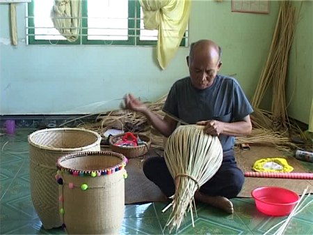 រក្សាសិល្បៈត្បាញកាផារបស់ជនជាតិ Chu Ru - ảnh 1